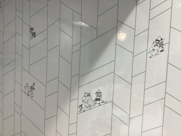 トレンドのヘリンボーン風なラインと、キャラクターを合わせた柄です。グリーンに合うスナフキンがメインとなっています。